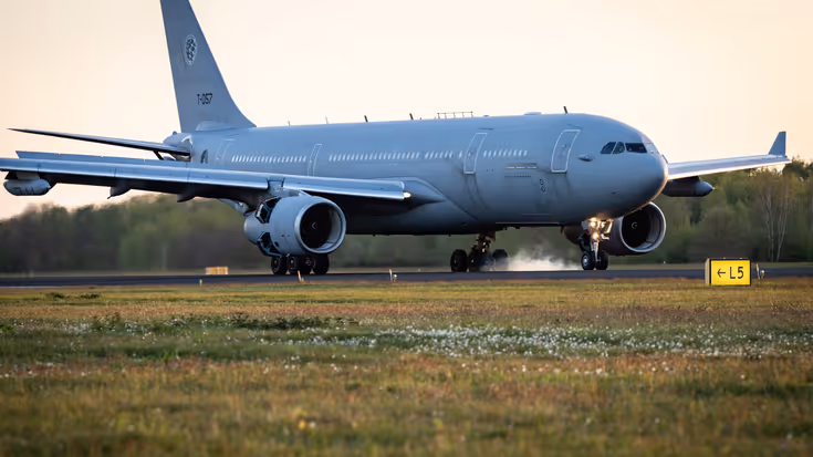 Een A330 MRTT tijdens de landing waarbij een rookpluim van het neuswiel afkomt.