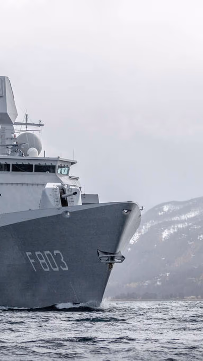 Het Luchtverdedigings- en Commandofregat Zr.Ms. Tromp op volle zee.