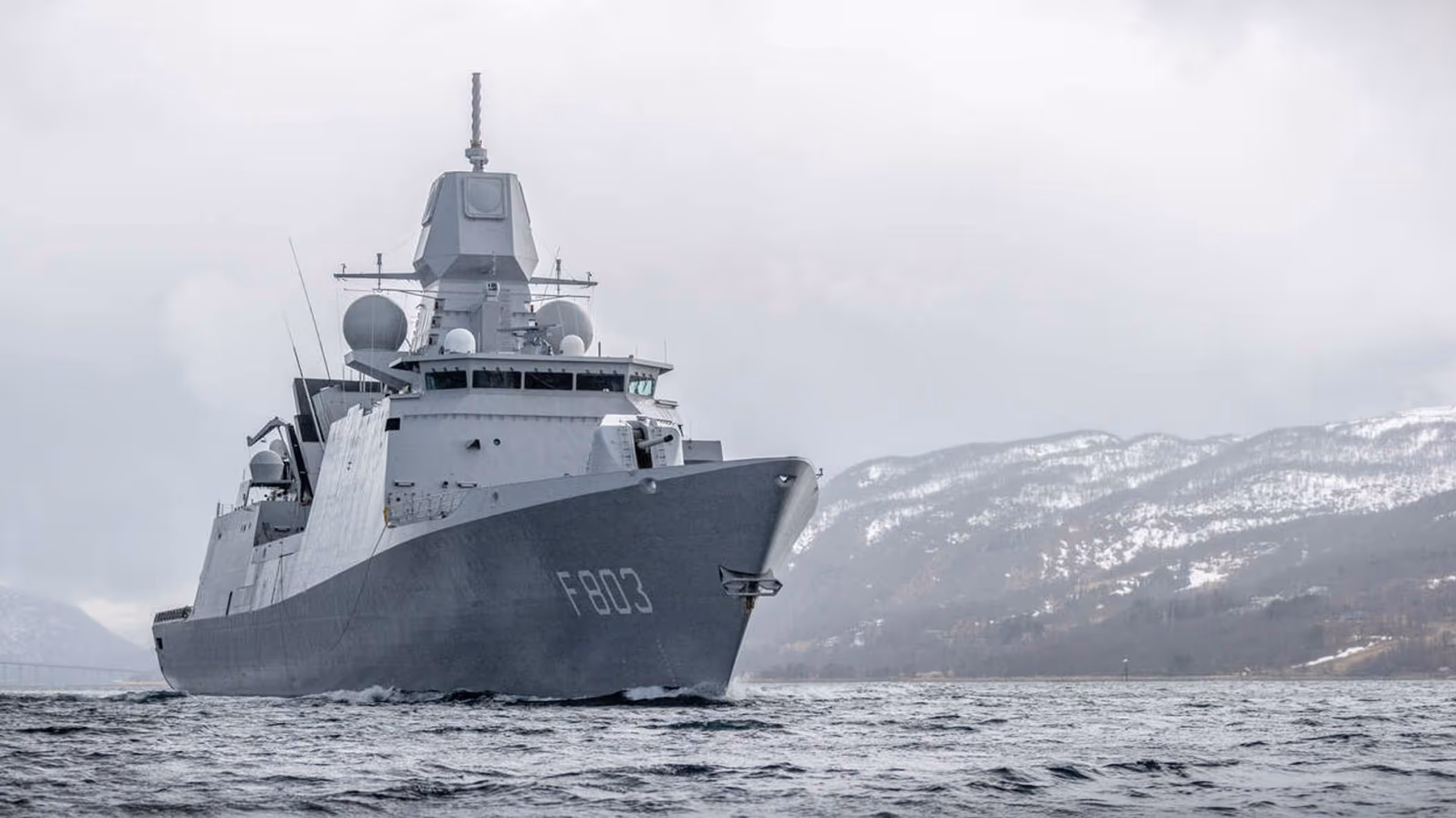 Het Luchtverdedigings- en Commandofregat Zr.Ms. Tromp op volle zee.