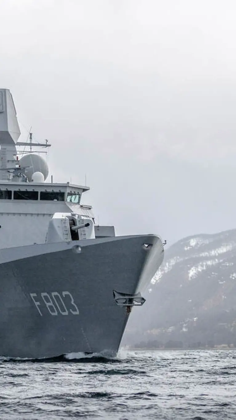 Het Luchtverdedigings- en Commandofregat Zr.Ms. Tromp op volle zee.