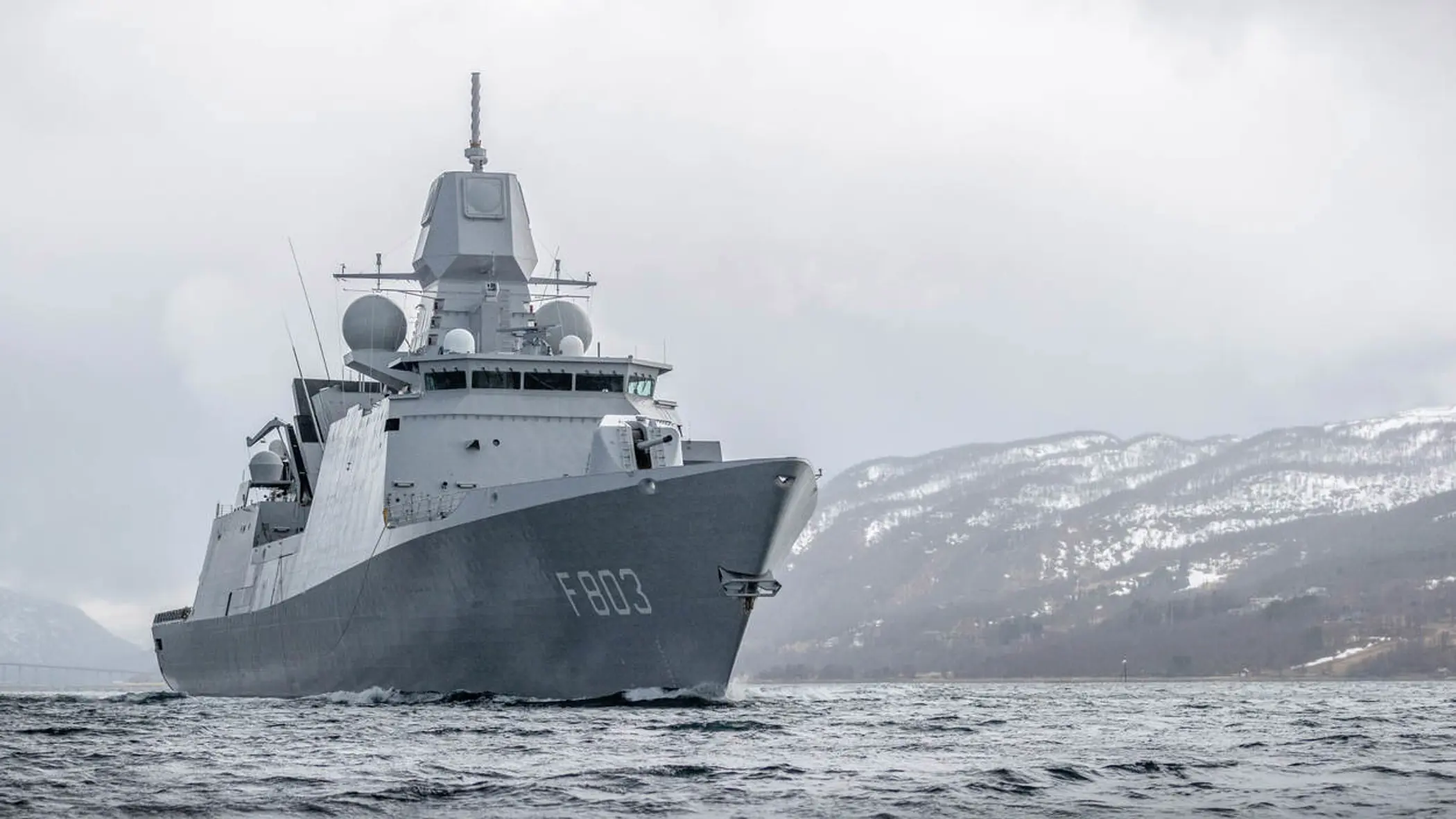 Het Luchtverdedigings- en Commandofregat Zr.Ms. Tromp op volle zee.