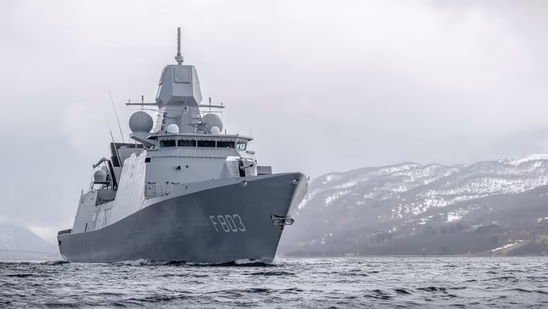 Het Luchtverdedigings- en Commandofregat Zr.Ms. Tromp op volle zee.