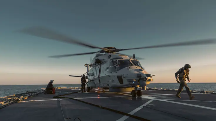 Helikopter op een platform van een schip.