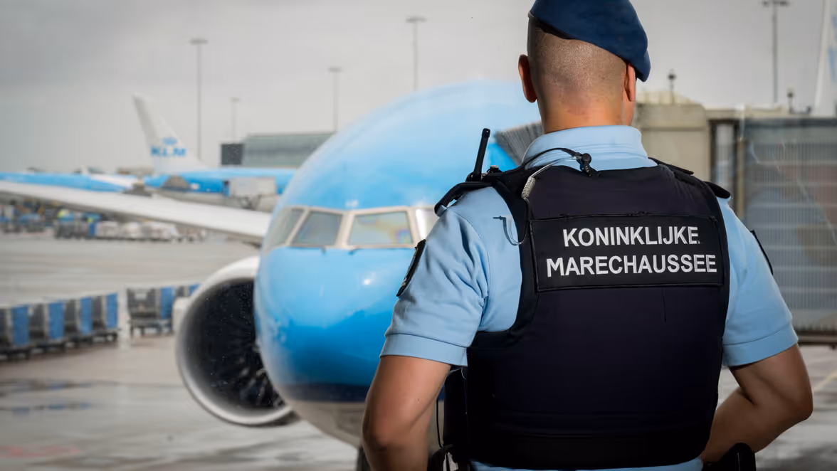 Een marechaussee vanaf de rug gezien