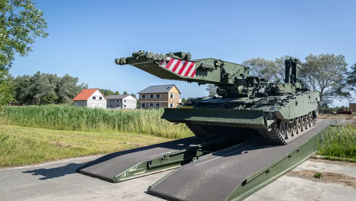 Tank rijdt over brug.