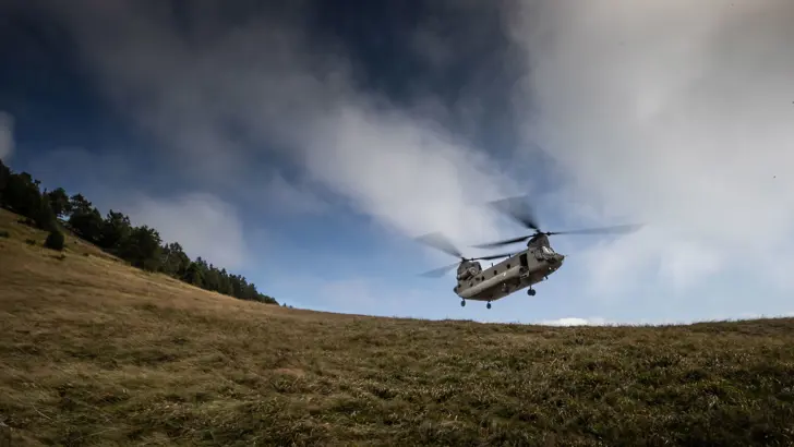 Chinook landt op een heuvel.