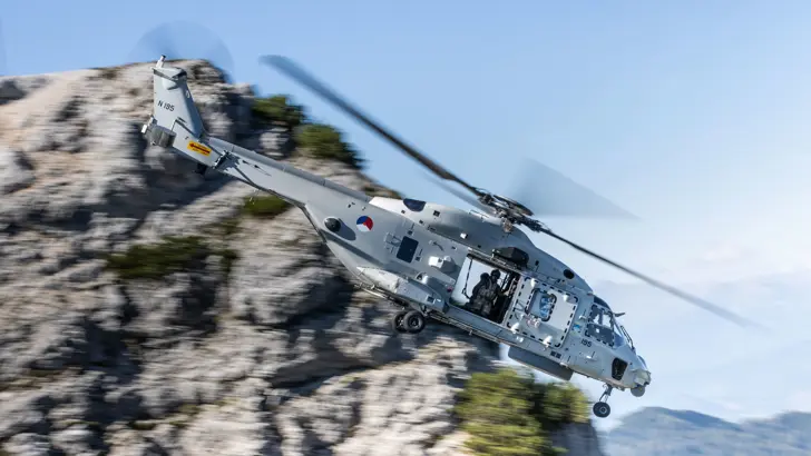 Helikopter met op de achtergrond bergen.