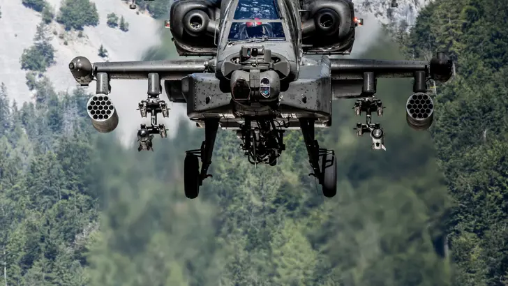 Apache Delta-gevechtshelikopter van de voorkant.
