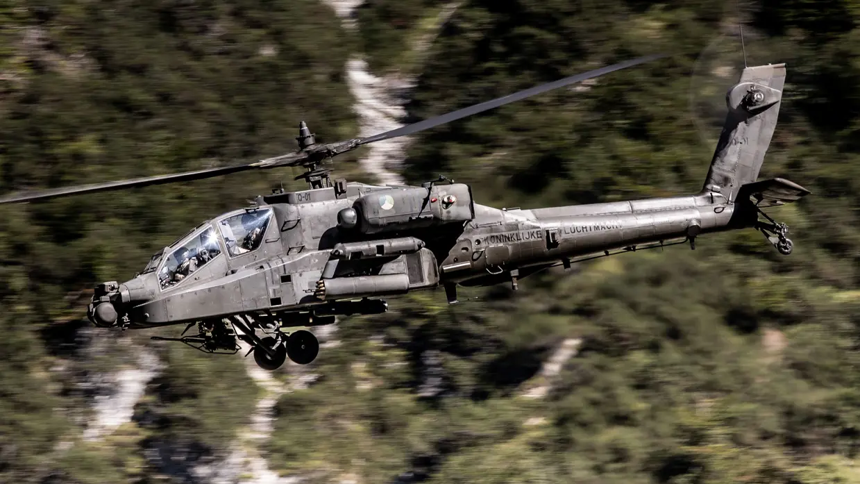 Zijaanzicht van een Apache Delta-gevechtshelikopter in de lucht.