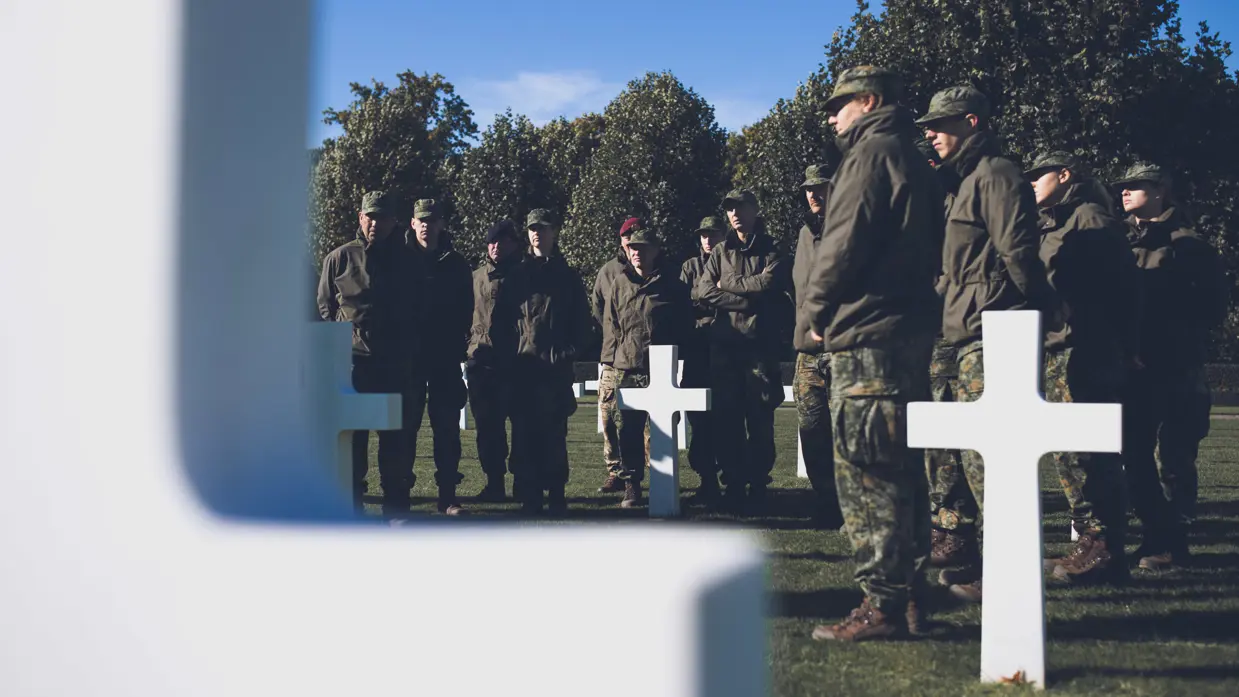 Militairen staan op militaire begraafplaats Margraten.