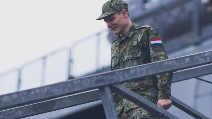 Militair loopt van valreep schip af.