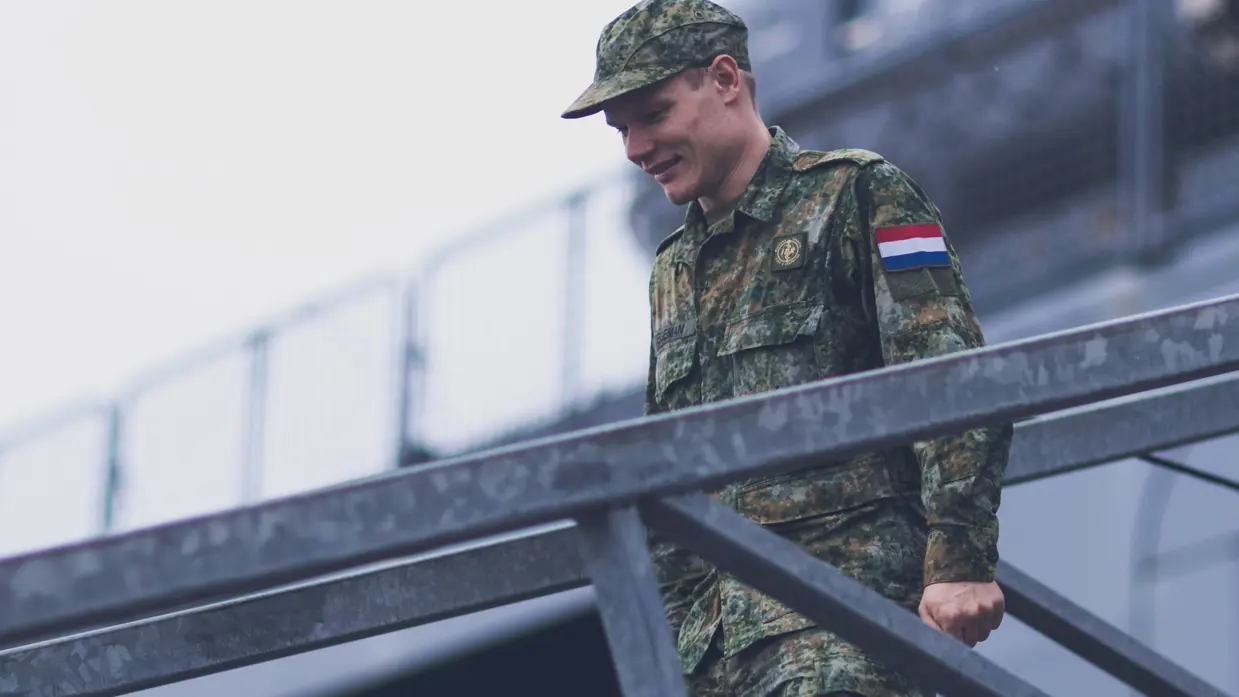 Militair loopt van valreep schip af.