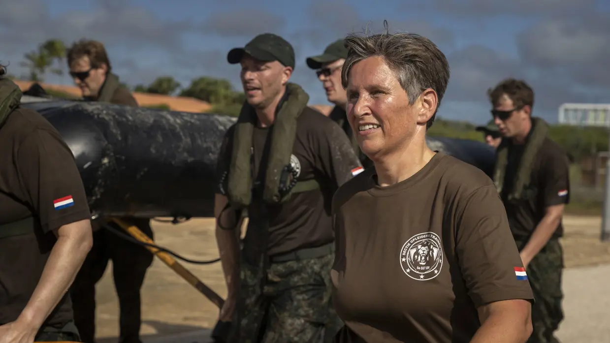 Militairen sjouwen met boot.