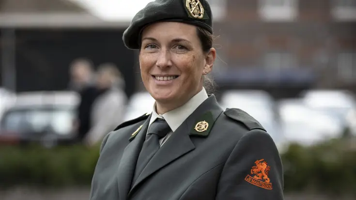 Portretfoto van een vrouwelijke militair.