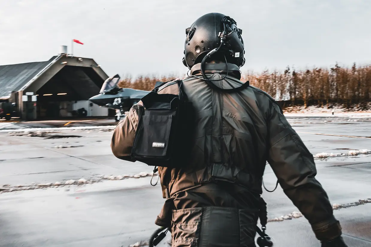 / Een vlieger op de rug op weg naar een klaarstaande F-35.