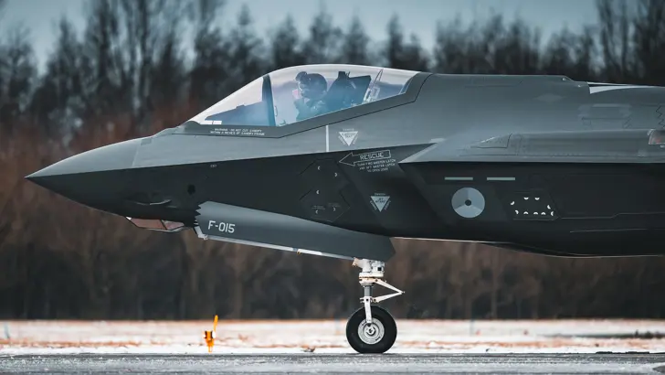 Zijaanzicht cockpit F-35 op de grond.