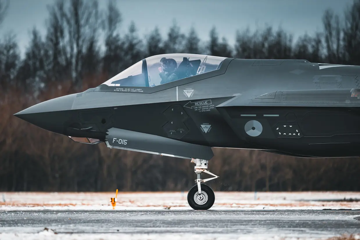 Zijaanzicht cockpit F-35 op de grond.