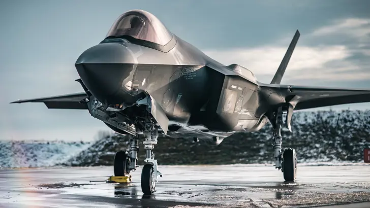 Voorzijde van een F-35 op de grond.