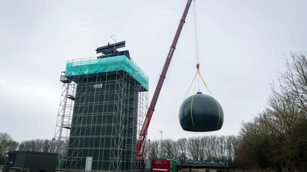 Het radarstation in Wier dat nog in aanbouw is. Een vergelijkbaar exemplaar moet in Herwijnen komen.