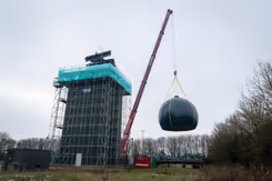 Het radarstation in Wier dat nog in aanbouw is. Een vergelijkbaar exemplaar moet in Herwijnen komen.