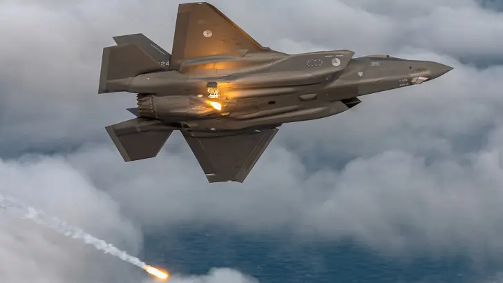 Een F-35 vanaf de onderkant in de lucht.