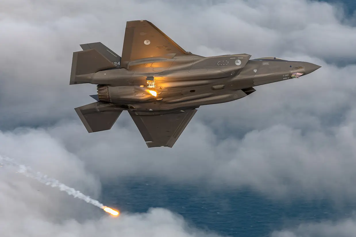 Een F-35 vanaf de onderkant in de lucht.