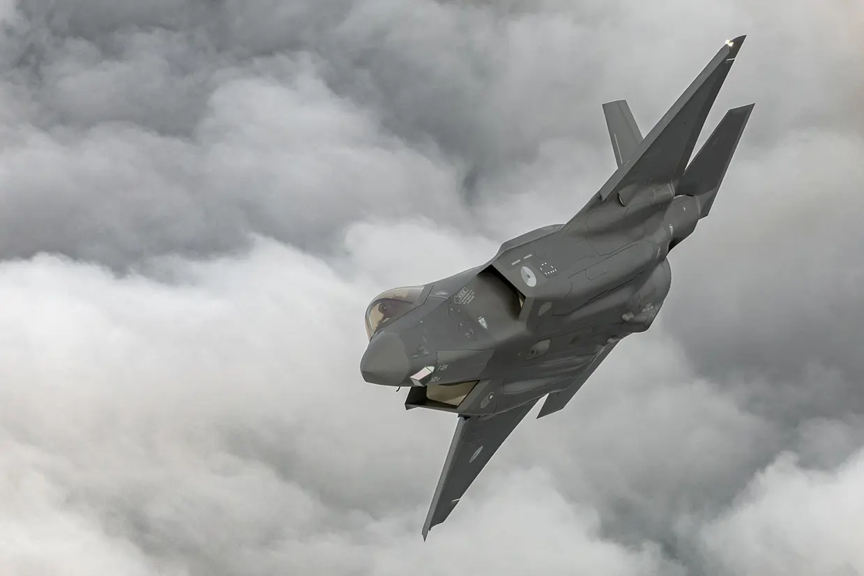 Een F-35 in de lucht.