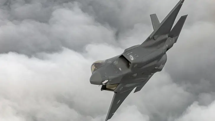 Een F-35 in de lucht.
