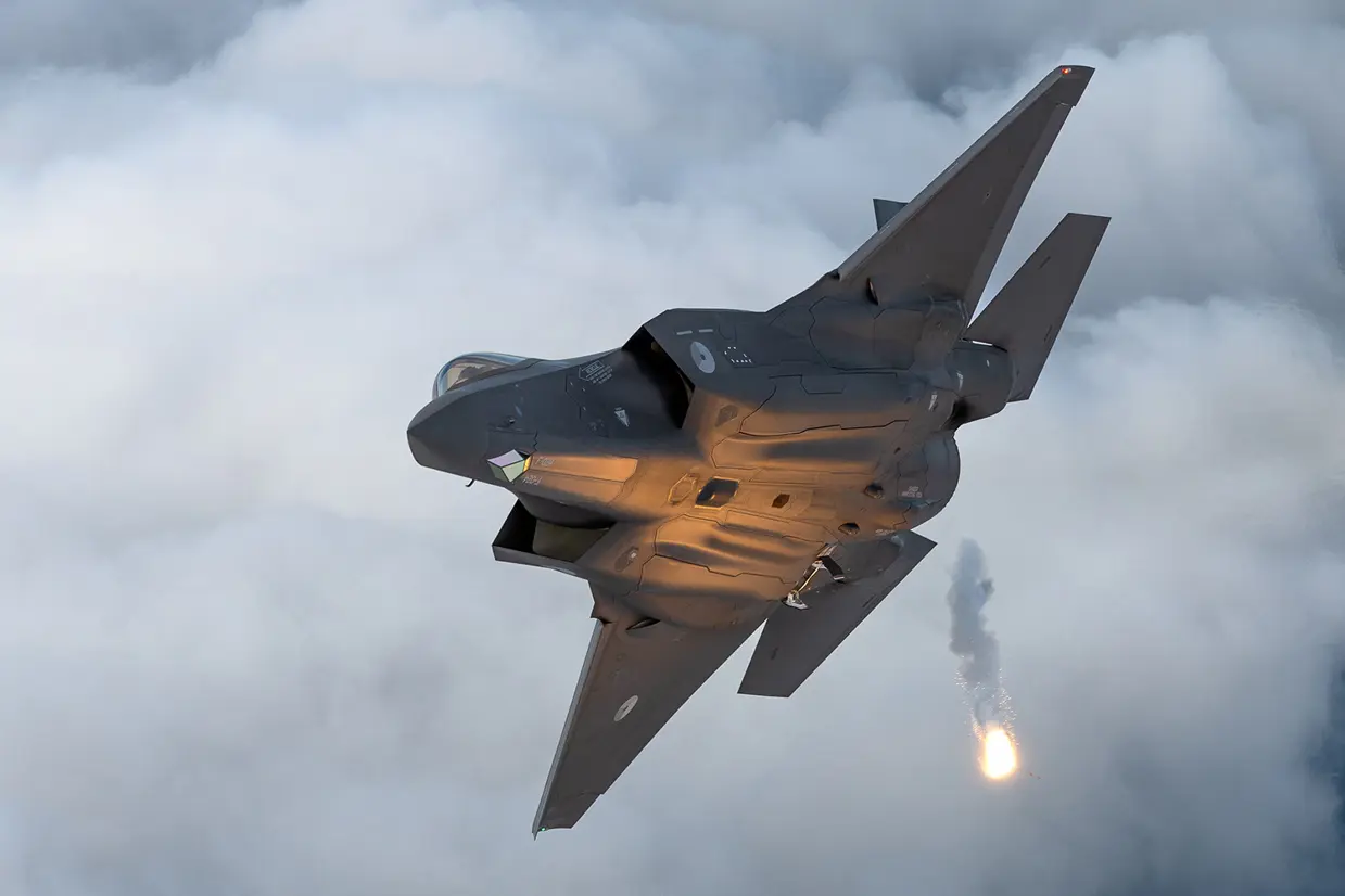 Een F-35 in de lucht.