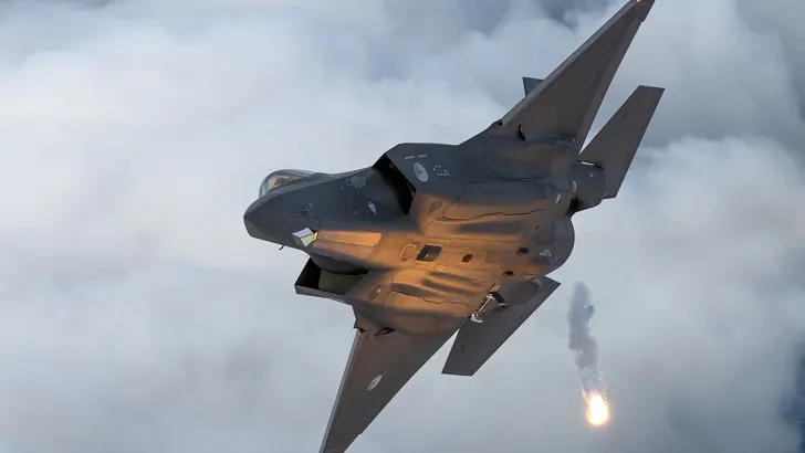 Een F-35 in de lucht.