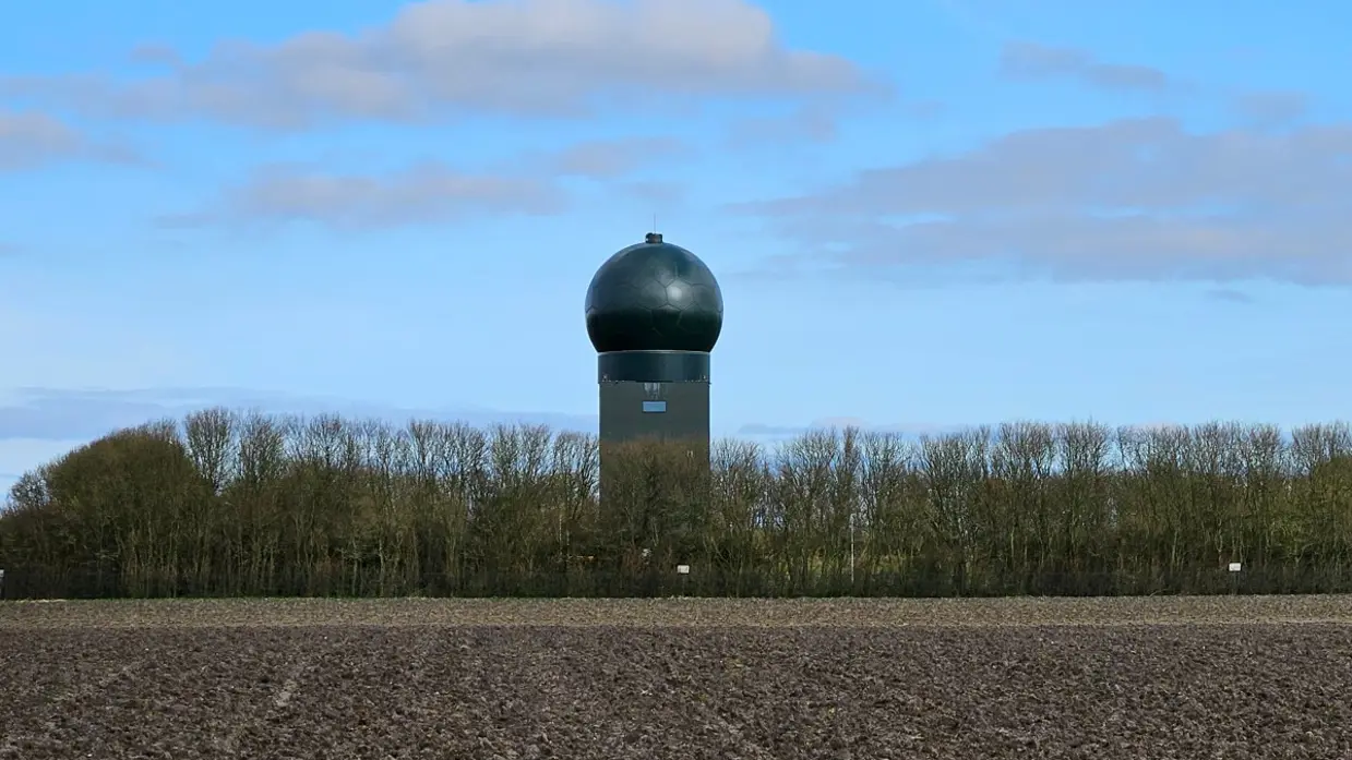 De SMART-L-radar met koepel.