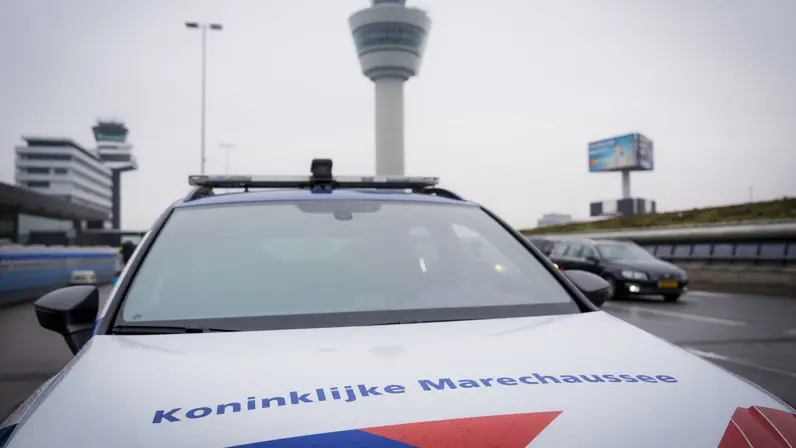 Motorkap van een Marechaussee-wagen, op Schiphol.