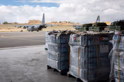 Noodhulppakketen op een vliegveld.