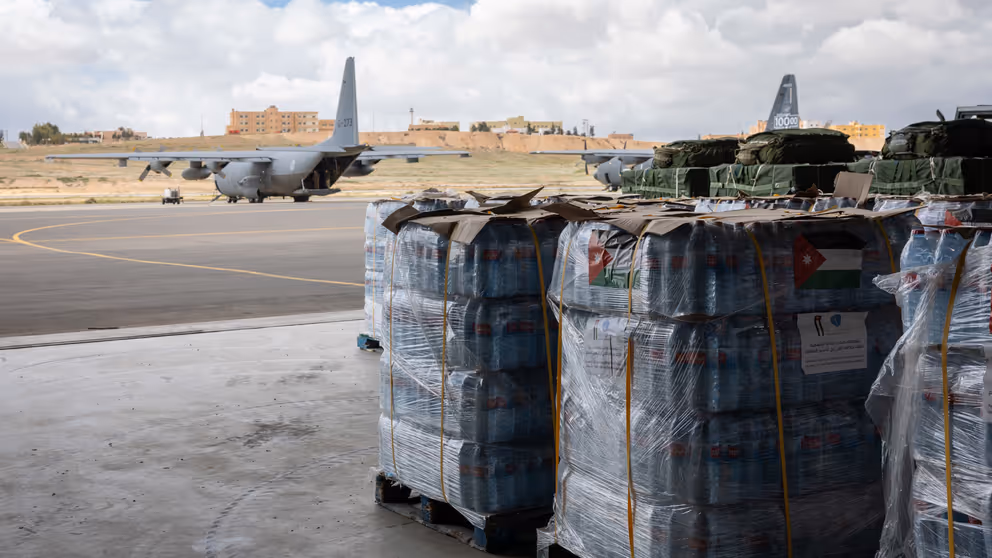 Noodhulppakketen op een vliegveld.