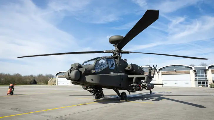Apache Echo-gevechtshelikopter op een vliegbasis.