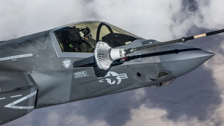 Zijaanzicht van een Amerikaanse F-35B in de lucht.