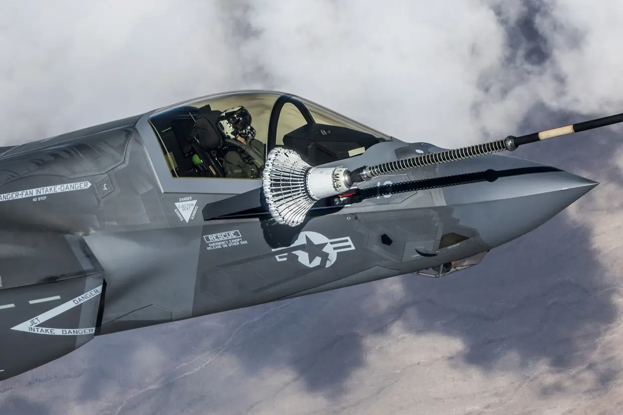 Zijaanzicht van een Amerikaanse F-35B in de lucht.