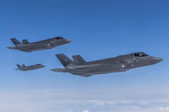 3 F-35 vliegen in de lucht.