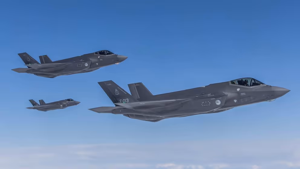 3 F-35 vliegen in de lucht.