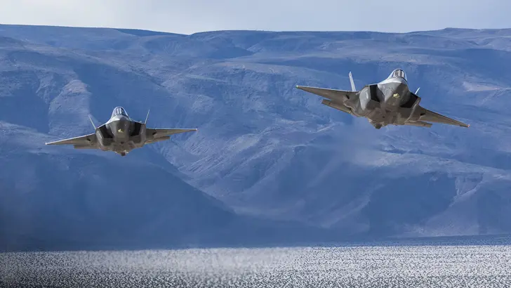 Vooraanzicht 2 F-35's in de lucht.