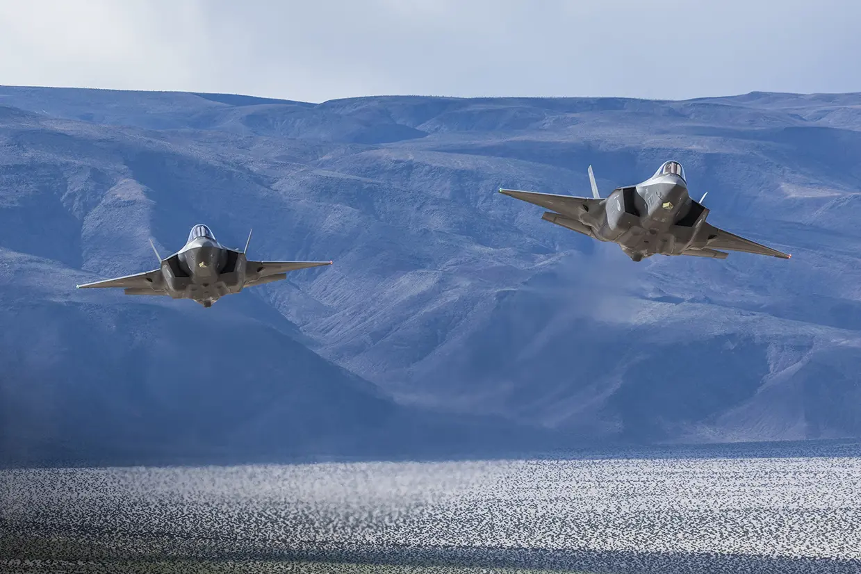 Vooraanzicht 2 F-35's in de lucht.