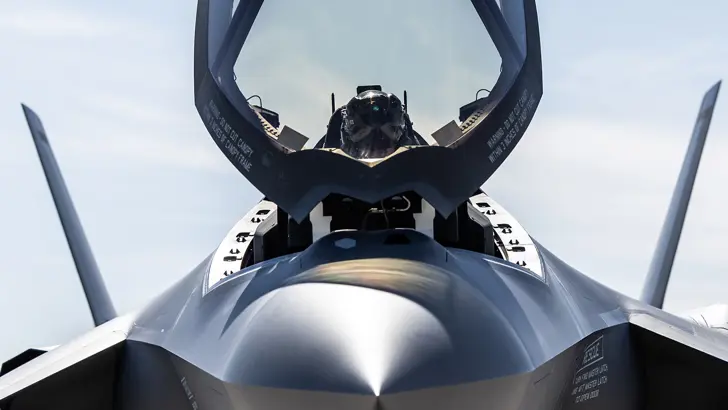 Vooraanzicht van een F-35 met piloot.