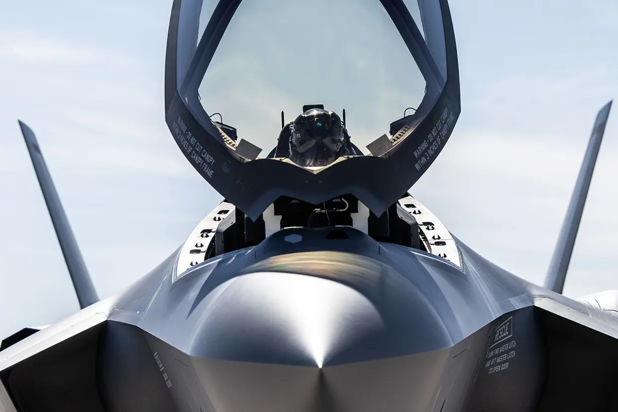 Vooraanzicht van een F-35 met piloot.