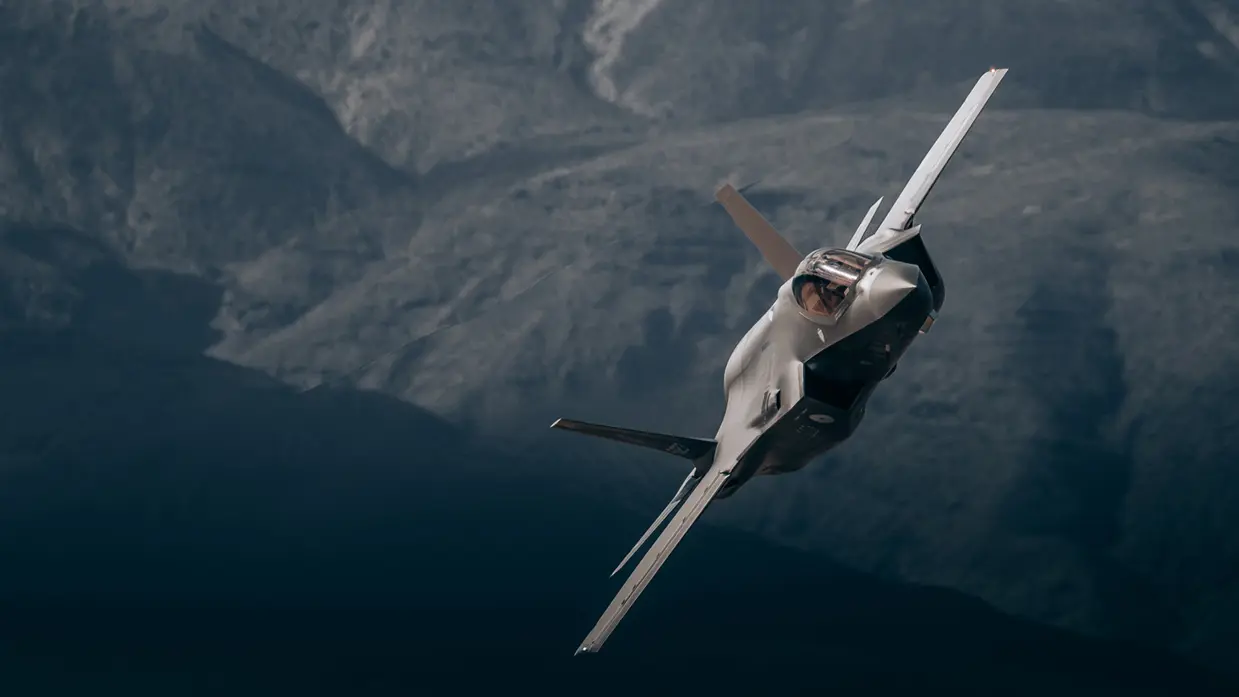 Zij-en vooraanzicht van een F-35 in de lucht.