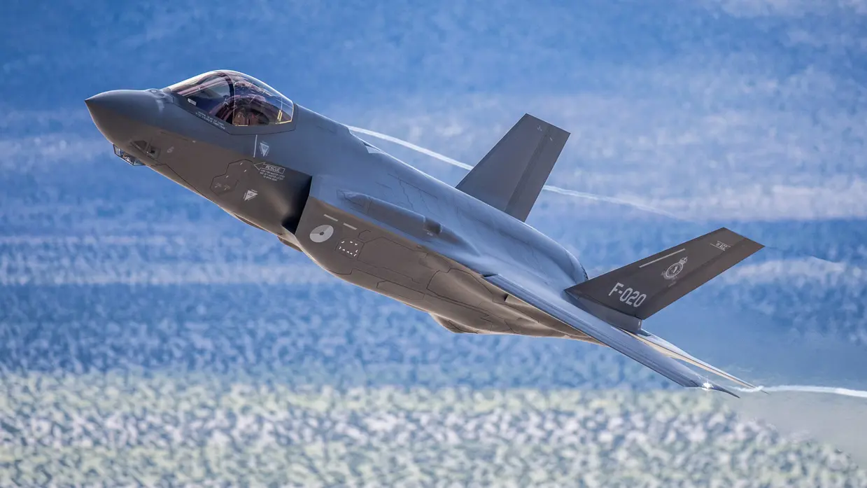 Zijaanzicht van een F-35 in de lucht.