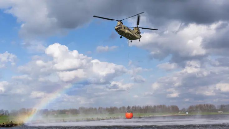 Een Chinook-transporthelikopter haalt water op uit de Haringvliet