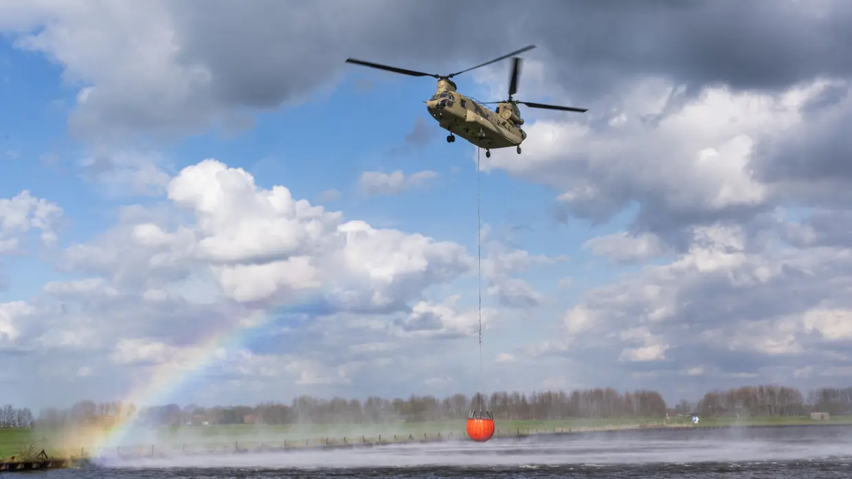 Een Chinook-transporthelikopter haalt water op uit de Haringvliet
