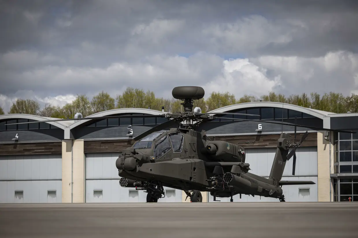 Apache Echo-gevechtshelikopter op een vliegbasis.