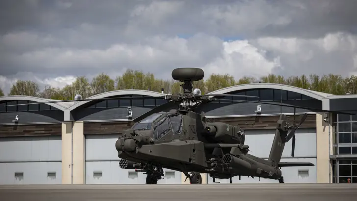 Apache Echo-gevechtshelikopter op een vliegbasis.