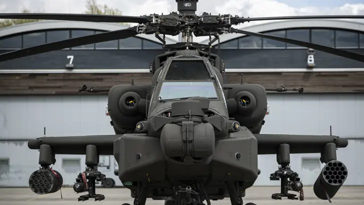 Vooraanzicht Apache Echo-gevechtshelikopter.